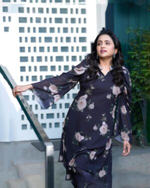 Suma Kanakala Instagram - Think of all the beauty still left around you and be happy🤩😍👍🏻
.
styled by @stylebyannapurna 
style team @I.deekshasetti

Wearing: @eeshadesignersofficial 
Jewellery: @anyas_2020 

Makeup @madhu_derangula 
Hair @koduruamarnath 

Photography @valmikiramuphotography

#sumakanakala #anchorsuma #anchorsumakanakala #kanakalasuma