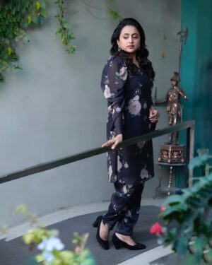 Suma Kanakala Instagram - Think of all the beauty still left around you and be happy🤩😍👍🏻
.
styled by @stylebyannapurna 
style team @I.deekshasetti

Wearing: @eeshadesignersofficial 
Jewellery: @anyas_2020 

Makeup @madhu_derangula 
Hair @koduruamarnath 

Photography @valmikiramuphotography

#sumakanakala #anchorsuma #anchorsumakanakala #kanakalasuma