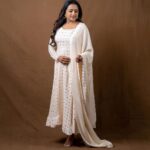 Suma Kanakala Instagram - Nothing can bring you peace but Yourself😊🤍✨ . styled by @stylebyannapurna styling team @I.deekshasetti Wearing: @varahi_artstudio Jewellery: @thetrinkaholic Makeup @madhu_derangula Hair @koduruamarnath Photography @valmikiramuphotography #Suma #sumakanakala #anchorsuma #anchorsumakanakala #kanakalasuma