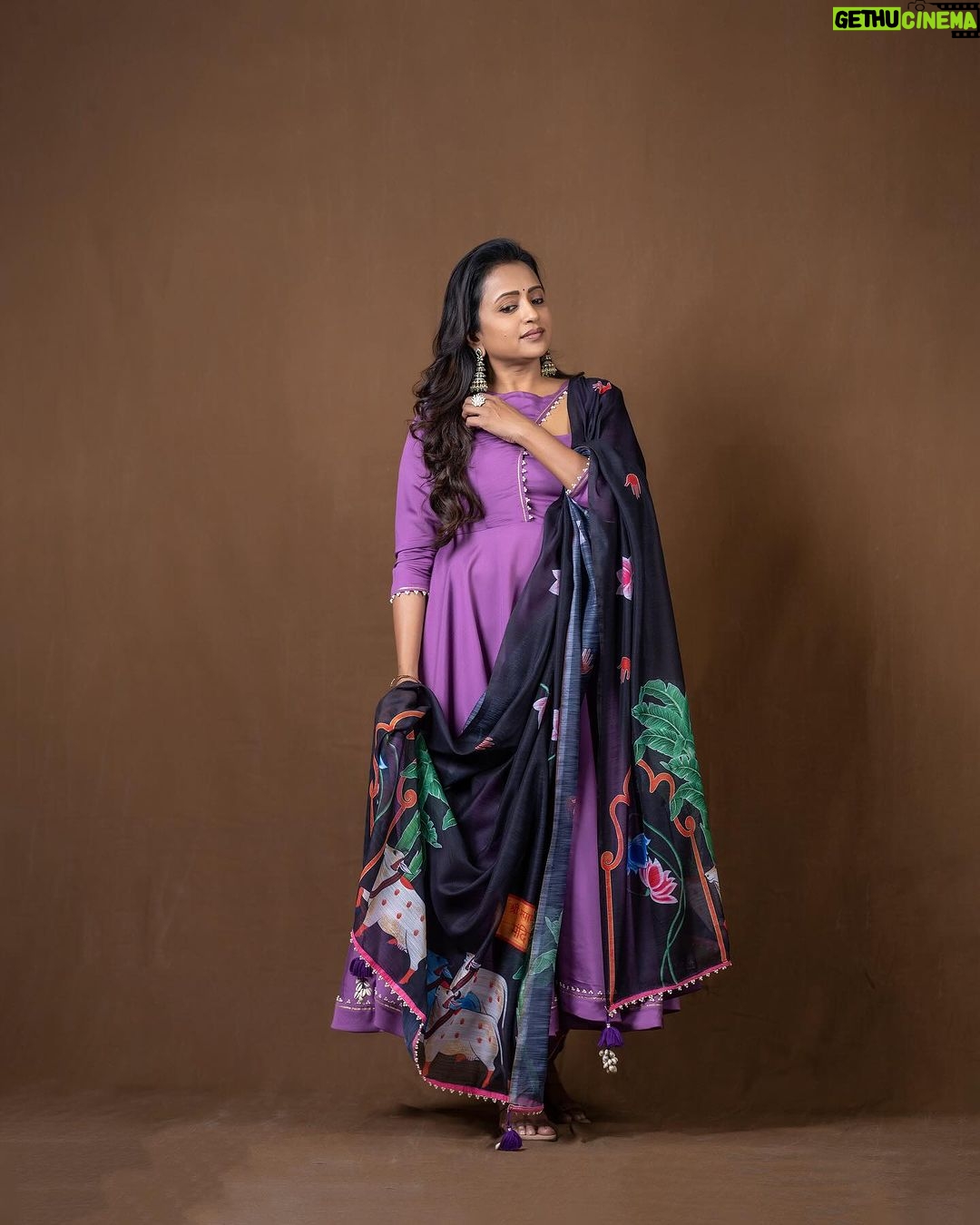 Suma Kanakala Instagram - Each day, Each hour, Each second is a gift, Embrace it.ππ€ . styled by @stylebyannapurna styling team @I.deekshasetti Wearing @sai_studio_ss Jewellery @alluringaccessories.a2 Makeup @madhu_derangula Hair @koduruamarnath Photography @valmikiramuphotography #Suma #sumakanakala #anchorsuma #anchorsumakanakala #kanakalasuma