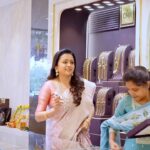 Suma Kanakala Instagram - Discover the ultimate shopping haven at CMR Family Mall right here in KPHB! 💫 Immerse yourself in the enchanting world of fashion with their newest arrivals, perfectly complemented by stunning diamond & gold jewellery. There’s no better place to uncover these treasures than at CMR Family Mall. ✨ Hurry! Your dream wardrobe awaits. Explore their exclusive collection tailored just for you. Visit today! 📍 Store Address: CMR Family Mall, KPHB, Opp Pillar no 771, Hyderabad #suma #anchorsuma #sumakanakala #Cmrfamilymalltelangana #Cmrlegacyofjewellery #Cmrfamilymall #Cmrjewellers #KPHB #CmrHyderabad #Hyderabad #NewShowroom #CMRGrandLaunch #trending @cmrlegacyofjewellery @cmrfamilymall @gravityadfilms