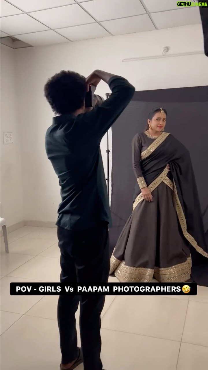 Suma Kanakala Instagram - Girls Vs Paapam Photographers😜🤣📸 @valmikiramuphotography . #Suma #fun #photographer #funny #Trending #Viral #funnyreels #photoshoot #viralreels #viralvideos