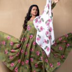 Suma Kanakala Instagram - All that I have right now is more than I could have ever dreamed🤍💚 . styled by @stylebyannapurna styling team @I.deekshasetti Wearing @sai_studio_ss Jewellery @alluringaccessories.a2 Hair @koduruamarnath Photography @valmikiramuphotography #Suma #sumakanakala #anchorsuma #anchorsumakanakala #kanakalasuma
