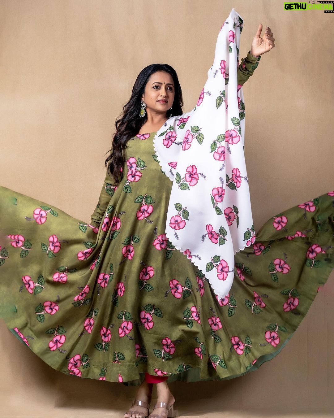 Suma Kanakala Instagram - All that I have right now is more than I could have ever dreamed🤍💚 . styled by @stylebyannapurna styling team @I.deekshasetti Wearing @sai_studio_ss Jewellery @alluringaccessories.a2 Hair @koduruamarnath Photography @valmikiramuphotography #Suma #sumakanakala #anchorsuma #anchorsumakanakala #kanakalasuma