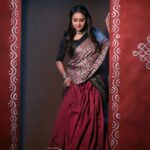 Suma Kanakala Instagram - Life isn’t about finding yourself. Life is about creating yourself🤎💛🖤 . styled by @stylebyannapurna styling team @I.deekshasetti Wearing @feathersbtq Jewellery @tantra.brassJewllery Makeup @madhu_derangula Hair @koduruamarnath Photography @valmikiramuphotography #Suma #sumakanakala #anchorsuma #anchorsumakanakala #kanakalasuma