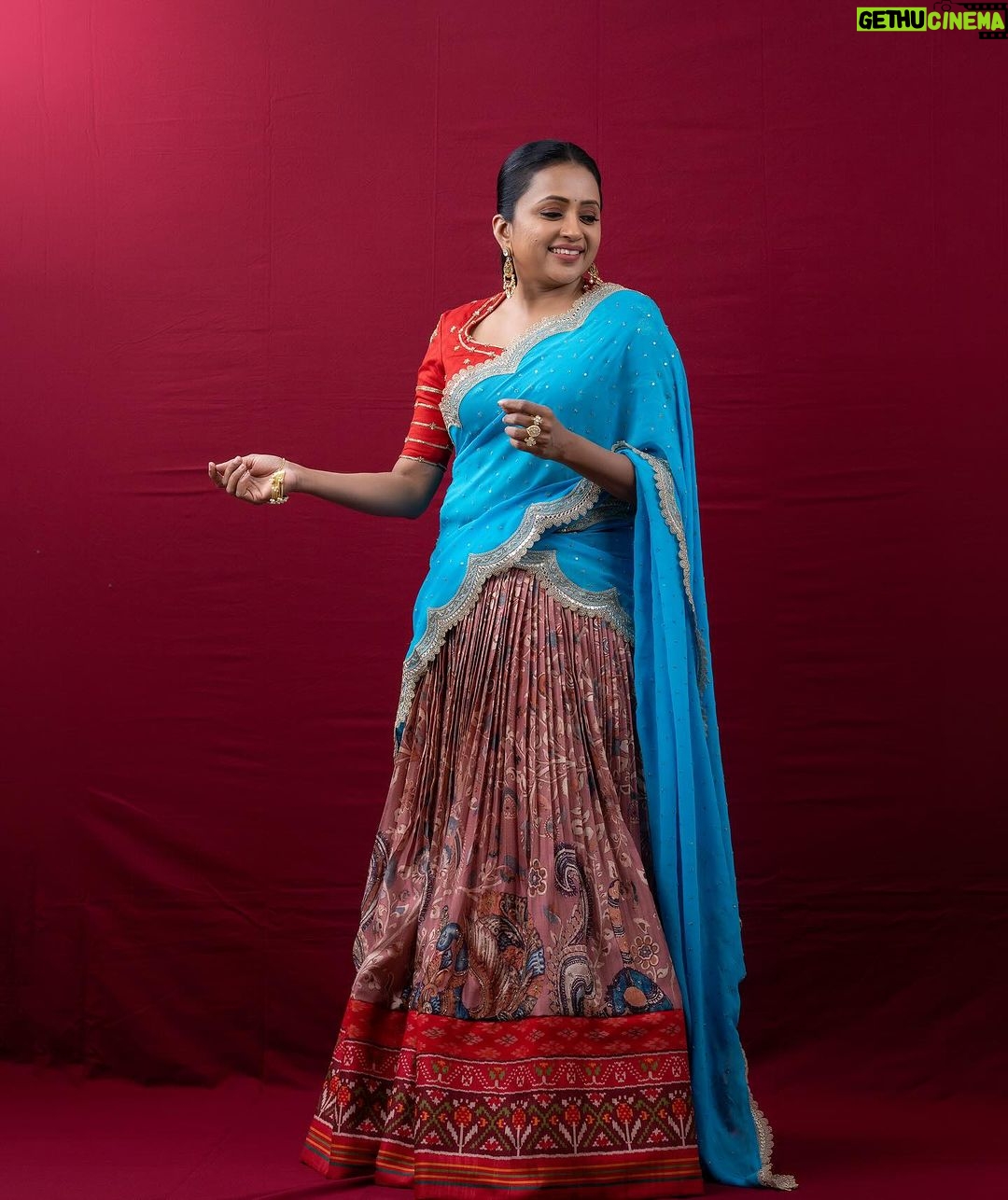 Suma Kanakala Instagram - Happiness is like waves, wait for it.❤️💙 . styled by @stylebyannapurna styling team @I.deekshasetti Wearing @feathersbtq Jewellery @houseofqc Makeup @madhu_derangula Hair @koduruamarnath Photography @valmikiramuphotography #Suma #sumakanakala #anchorsuma #anchorsumakanakala #kanakalasuma