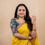 Suma Kanakala Instagram - Life is not only a matter of milestones, but also the collection of moments💛💚✨ styled by @stylebyannapurna styling team @I.deekshasetti Wearing @varahi_artstudio Jewellery @alluringaccessories.a2 Makeup @madhu_derangula Hair @koduruamarnath Photography @valmikiramuphotography #Suma #sumakanakala #anchorsuma #anchorsumakanakala #kanakalasuma