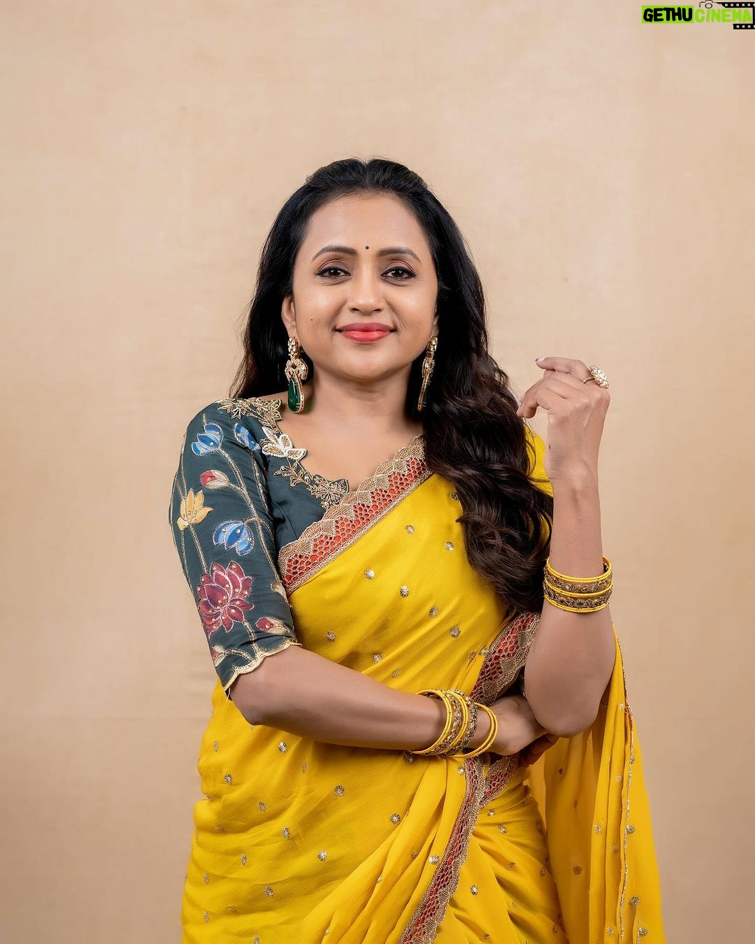 Suma Kanakala Instagram - Life is not only a matter of milestones, but also the collection of moments💛💚✨ styled by @stylebyannapurna styling team @I.deekshasetti Wearing @varahi_artstudio Jewellery @alluringaccessories.a2 Makeup @madhu_derangula Hair @koduruamarnath Photography @valmikiramuphotography #Suma #sumakanakala #anchorsuma #anchorsumakanakala #kanakalasuma