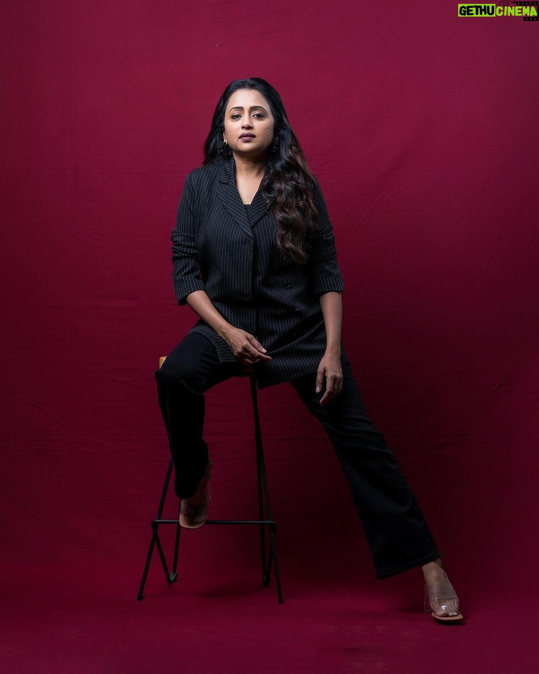 Suma Kanakala Instagram - Setting goals is the first step in turning the invisible into the visible😎👍🏻 . styled by @stylebyannapurna styling team @I.deekshasetti Hair @koduruamarnath Photography @valmikiramuphotography #suma #sumakanakala #anchorsuma #anchorsumakanakala #kanakalasuma