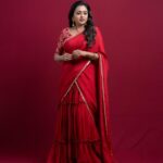 Suma Kanakala Instagram - Don’t wait for the perfect moment, every moment is precious and can be made perfect😊❤️✨ . styled by @stylebyannapurna Wearing @fleecee_couture Jewellery @sammohana_by_anushauppaluri Makeup @madhu_derangula Hair @koduruamarnath Photography @valmikiramuphotography #sumakanakala #anchorsuma #anchorsumakanakala #kanakalasuma #suma