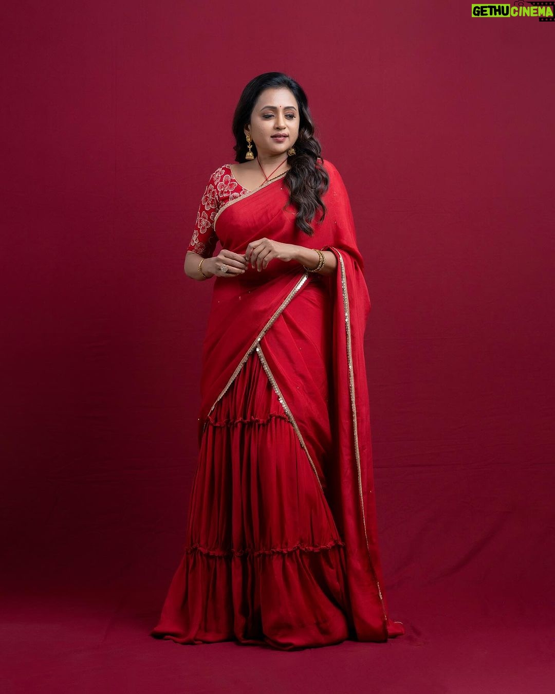 Suma Kanakala Instagram - Don’t wait for the perfect moment, every moment is precious and can be made perfect😊❤️✨ . styled by @stylebyannapurna Wearing @fleecee_couture Jewellery @sammohana_by_anushauppaluri Makeup @madhu_derangula Hair @koduruamarnath Photography @valmikiramuphotography #sumakanakala #anchorsuma #anchorsumakanakala #kanakalasuma #suma