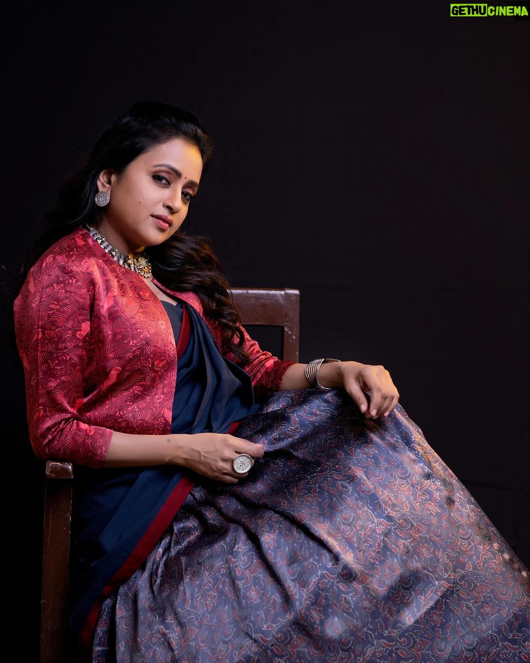 Suma Kanakala Instagram - Train your mind to see the good in every situation..😊♥️✨ . styled by @stylebyannapurna styling team @I.deekshasetti Wearing @feathersbtq Jewellery @tantra.brassJewllery Makeup @madhu_derangula Hair @koduruamarnath Photography @valmikiramuphotography #Suma #sumakanakala #anchorsuma #anchorsumakanakala #kanakalasuma