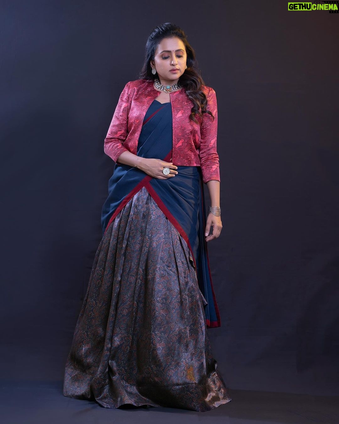 Suma Kanakala Instagram - Train your mind to see the good in every situation..😊♥️✨ . styled by @stylebyannapurna styling team @I.deekshasetti Wearing @feathersbtq Jewellery @tantra.brassJewllery Makeup @madhu_derangula Hair @koduruamarnath Photography @valmikiramuphotography #Suma #sumakanakala #anchorsuma #anchorsumakanakala #kanakalasuma