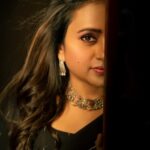 Suma Kanakala Instagram - Life isn’t about finding yourself. Life is about creating yourself🤎💛🖤 . styled by @stylebyannapurna styling team @I.deekshasetti Wearing @feathersbtq Jewellery @tantra.brassJewllery Makeup @madhu_derangula Hair @koduruamarnath Photography @valmikiramuphotography #Suma #sumakanakala #anchorsuma #anchorsumakanakala #kanakalasuma