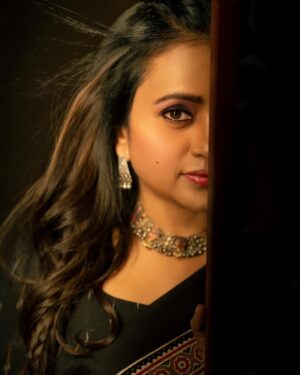 Suma Kanakala Instagram - Life isn’t about finding yourself. Life is about creating yourself🤎💛🖤
.
styled by @stylebyannapurna 
styling team @I.deekshasetti

Wearing @feathersbtq 
Jewellery @tantra.brassJewllery 

Makeup @madhu_derangula
Hair @koduruamarnath 

Photography @valmikiramuphotography

#Suma #sumakanakala #anchorsuma #anchorsumakanakala #kanakalasuma