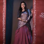 Suma Kanakala Instagram - Life isn’t about finding yourself. Life is about creating yourself🤎💛🖤 . styled by @stylebyannapurna styling team @I.deekshasetti Wearing @feathersbtq Jewellery @tantra.brassJewllery Makeup @madhu_derangula Hair @koduruamarnath Photography @valmikiramuphotography #Suma #sumakanakala #anchorsuma #anchorsumakanakala #kanakalasuma
