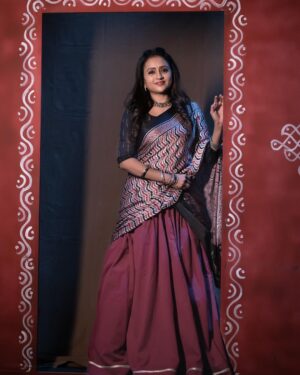 Suma Kanakala Instagram - Life isn’t about finding yourself. Life is about creating yourself🤎💛🖤
.
styled by @stylebyannapurna 
styling team @I.deekshasetti

Wearing @feathersbtq 
Jewellery @tantra.brassJewllery 

Makeup @madhu_derangula
Hair @koduruamarnath 

Photography @valmikiramuphotography

#Suma #sumakanakala #anchorsuma #anchorsumakanakala #kanakalasuma