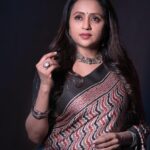 Suma Kanakala Instagram - Life isn’t about finding yourself. Life is about creating yourself🤎💛🖤 . styled by @stylebyannapurna styling team @I.deekshasetti Wearing @feathersbtq Jewellery @tantra.brassJewllery Makeup @madhu_derangula Hair @koduruamarnath Photography @valmikiramuphotography #Suma #sumakanakala #anchorsuma #anchorsumakanakala #kanakalasuma