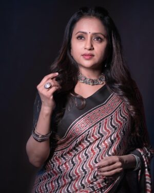 Suma Kanakala Instagram - Life isn’t about finding yourself. Life is about creating yourself🤎💛🖤
.
styled by @stylebyannapurna 
styling team @I.deekshasetti

Wearing @feathersbtq 
Jewellery @tantra.brassJewllery 

Makeup @madhu_derangula
Hair @koduruamarnath 

Photography @valmikiramuphotography

#Suma #sumakanakala #anchorsuma #anchorsumakanakala #kanakalasuma