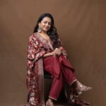 Suma Kanakala Instagram - You become what you Believe. Never stop believing in yourself..🤩🤎🧡 . styled by @stylebyannapurna style team @I.deekshasetti Wearing @maramsclothing_official Jewellery @alluringaccessories.a2 Makeup @madhu_derangula Hair @koduruamarnath Photography @valmikiramuphotography #sumakanakala #anchorsuma #anchorsumakanakala #kanakalasuma