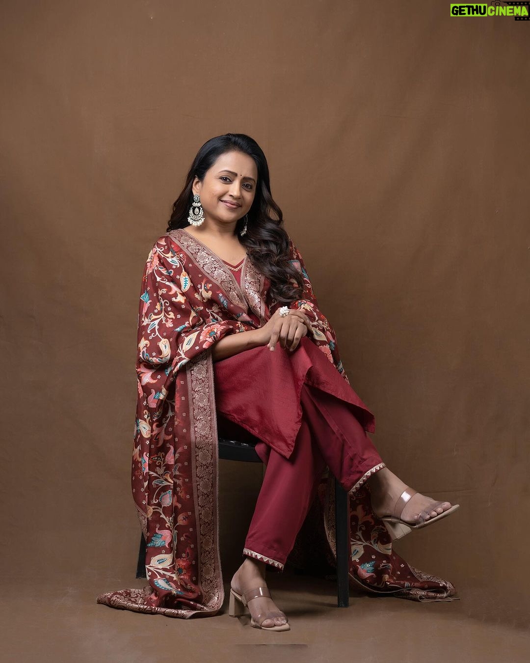 Suma Kanakala Instagram - You become what you Believe. Never stop believing in yourself..🤩🤎🧡 . styled by @stylebyannapurna style team @I.deekshasetti Wearing @maramsclothing_official Jewellery @alluringaccessories.a2 Makeup @madhu_derangula Hair @koduruamarnath Photography @valmikiramuphotography #sumakanakala #anchorsuma #anchorsumakanakala #kanakalasuma