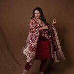 Suma Kanakala Instagram - You become what you Believe. Never stop believing in yourself..🤩🤎🧡 . styled by @stylebyannapurna style team @I.deekshasetti Wearing @maramsclothing_official Jewellery @alluringaccessories.a2 Makeup @madhu_derangula Hair @koduruamarnath Photography @valmikiramuphotography #sumakanakala #anchorsuma #anchorsumakanakala #kanakalasuma