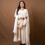 Suma Kanakala Instagram - Nothing can bring you peace but Yourself😊🤍✨ . styled by @stylebyannapurna styling team @I.deekshasetti Wearing: @varahi_artstudio Jewellery: @thetrinkaholic Makeup @madhu_derangula Hair @koduruamarnath Photography @valmikiramuphotography #Suma #sumakanakala #anchorsuma #anchorsumakanakala #kanakalasuma