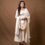 Suma Kanakala Instagram - Nothing can bring you peace but Yourself😊🤍✨ . styled by @stylebyannapurna styling team @I.deekshasetti Wearing: @varahi_artstudio Jewellery: @thetrinkaholic Makeup @madhu_derangula Hair @koduruamarnath Photography @valmikiramuphotography #Suma #sumakanakala #anchorsuma #anchorsumakanakala #kanakalasuma