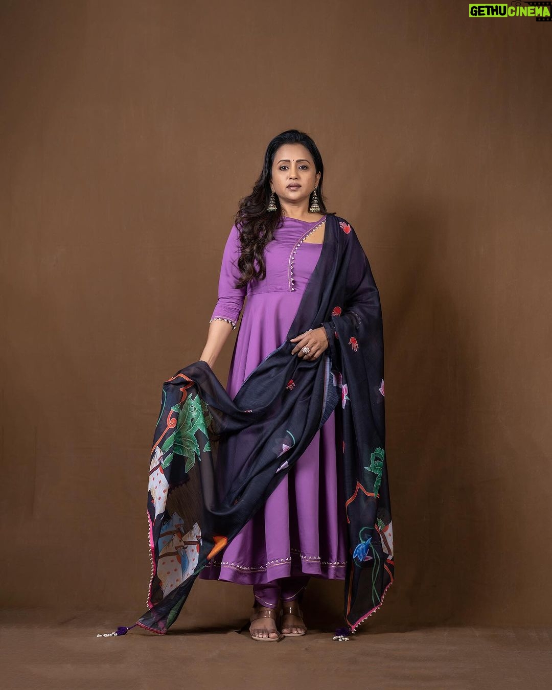 Suma Kanakala Instagram - Each day, Each hour, Each second is a gift, Embrace it.ππ€ . styled by @stylebyannapurna styling team @I.deekshasetti Wearing @sai_studio_ss Jewellery @alluringaccessories.a2 Makeup @madhu_derangula Hair @koduruamarnath Photography @valmikiramuphotography #Suma #sumakanakala #anchorsuma #anchorsumakanakala #kanakalasuma