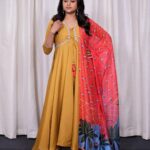 Suma Kanakala Instagram - Be your own kind of Beautiful💛💕✨ . styled by @stylebyannapurna styling team @I.deekshasetti Wearing @sai_studio_ss Jewellery @alluringaccessories.a2 Makeup @madhu_derangula Hair @koduruamarnath Photography @valmikiramuphotography #Suma #sumakanakala #anchorsuma #anchorsumakanakala #kanakalasuma
