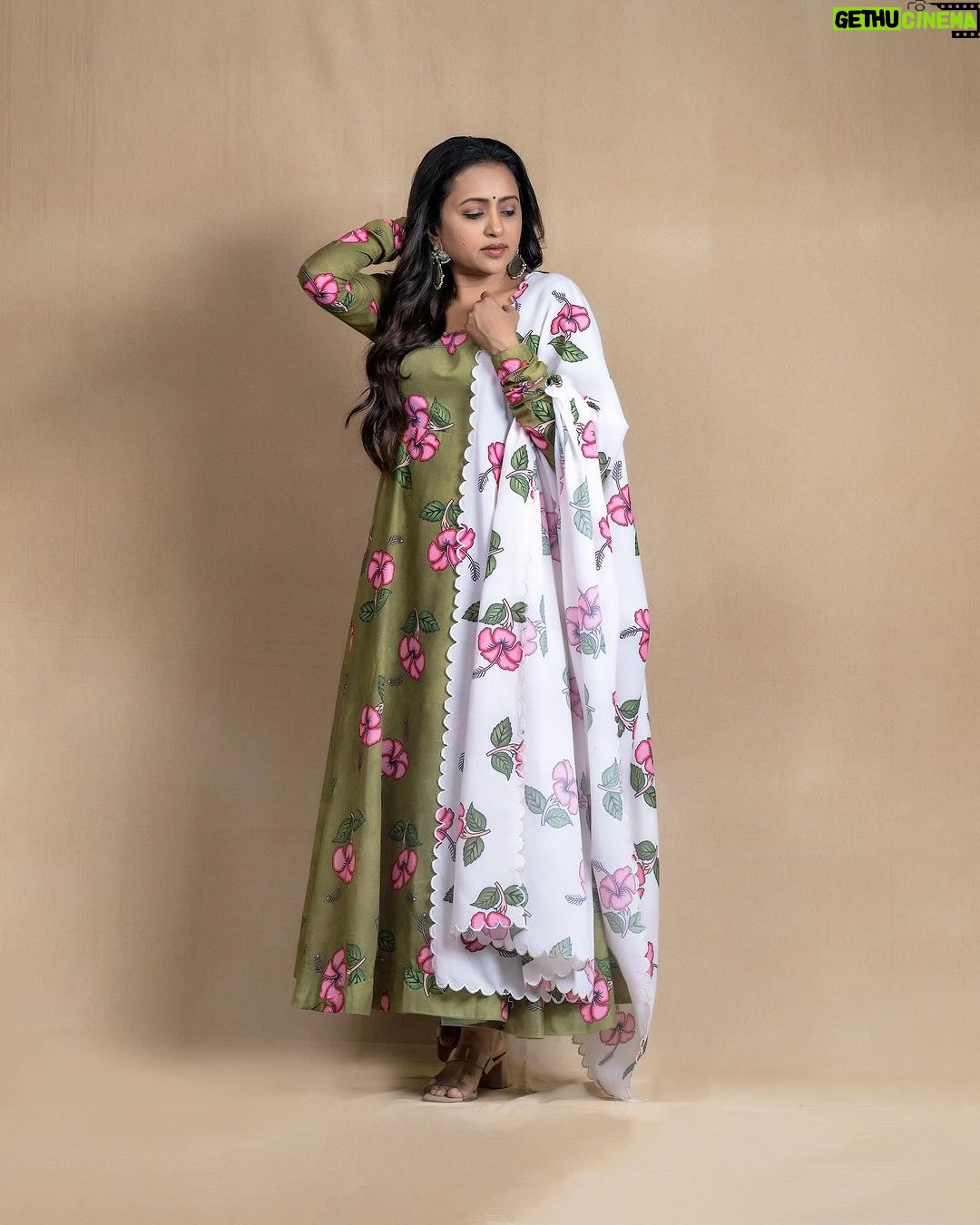 Suma Kanakala Instagram - All that I have right now is more than I could have ever dreamed🤍💚 . styled by @stylebyannapurna styling team @I.deekshasetti Wearing @sai_studio_ss Jewellery @alluringaccessories.a2 Hair @koduruamarnath Photography @valmikiramuphotography #Suma #sumakanakala #anchorsuma #anchorsumakanakala #kanakalasuma
