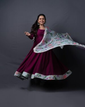 Suma Kanakala Instagram - Just make sure to love your life and make every moment count. YOLO❤️
.
styled by @stylebyannapurna 
styling team @I.deekshasetti

Wearing @anushareddy.couture 
Jewellery @houseofqc

Makeup @madhu_derangula
Hair @koduruamarnath 

Photography @valmikiramuphotography

#Suma #sumakanakala #anchorsuma #anchorsumakanakala #kanakalasuma