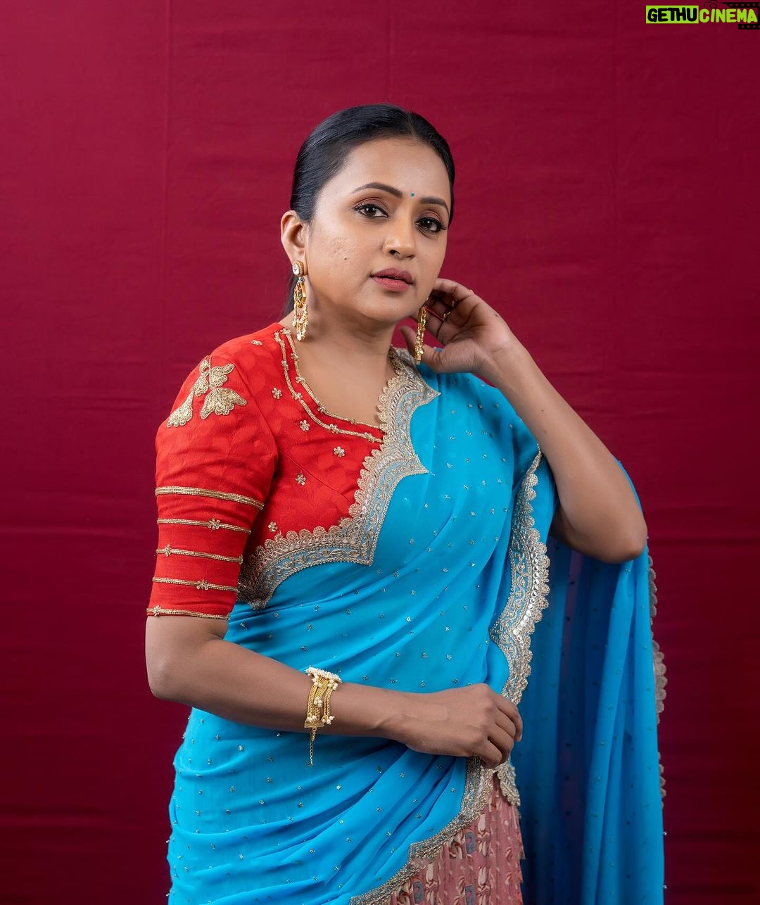 Suma Kanakala Instagram - Happiness is like waves, wait for it.❤️💙 . styled by @stylebyannapurna styling team @I.deekshasetti Wearing @feathersbtq Jewellery @houseofqc Makeup @madhu_derangula Hair @koduruamarnath Photography @valmikiramuphotography #Suma #sumakanakala #anchorsuma #anchorsumakanakala #kanakalasuma