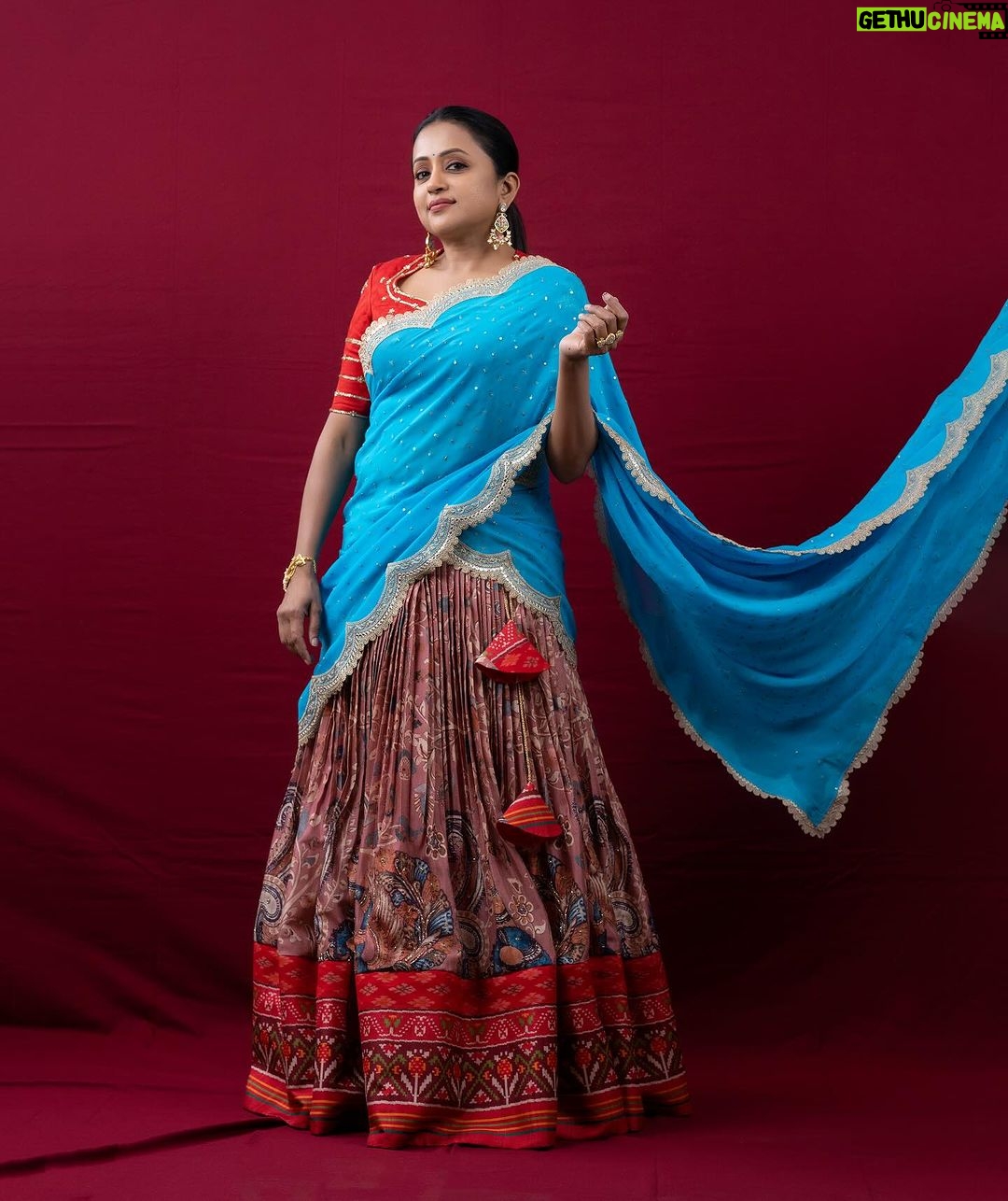 Suma Kanakala Instagram - Happiness is like waves, wait for it.❤️💙 . styled by @stylebyannapurna styling team @I.deekshasetti Wearing @feathersbtq Jewellery @houseofqc Makeup @madhu_derangula Hair @koduruamarnath Photography @valmikiramuphotography #Suma #sumakanakala #anchorsuma #anchorsumakanakala #kanakalasuma