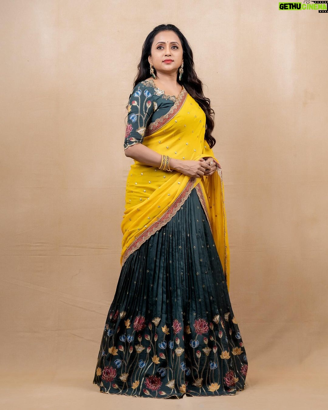 Suma Kanakala Instagram - Life is not only a matter of milestones, but also the collection of moments💛💚✨ styled by @stylebyannapurna styling team @I.deekshasetti Wearing @varahi_artstudio Jewellery @alluringaccessories.a2 Makeup @madhu_derangula Hair @koduruamarnath Photography @valmikiramuphotography #Suma #sumakanakala #anchorsuma #anchorsumakanakala #kanakalasuma