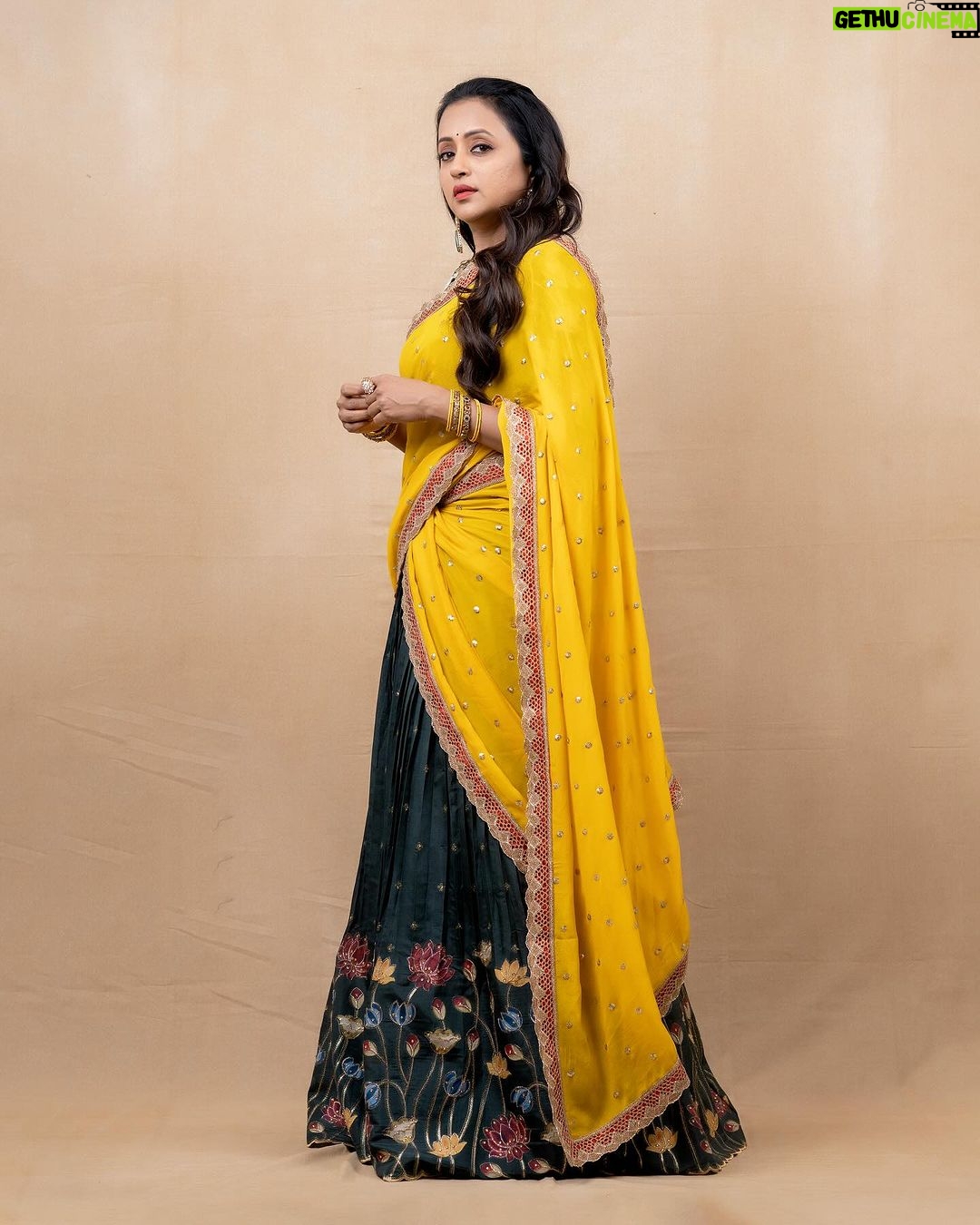 Suma Kanakala Instagram - Life is not only a matter of milestones, but also the collection of moments💛💚✨ styled by @stylebyannapurna styling team @I.deekshasetti Wearing @varahi_artstudio Jewellery @alluringaccessories.a2 Makeup @madhu_derangula Hair @koduruamarnath Photography @valmikiramuphotography #Suma #sumakanakala #anchorsuma #anchorsumakanakala #kanakalasuma