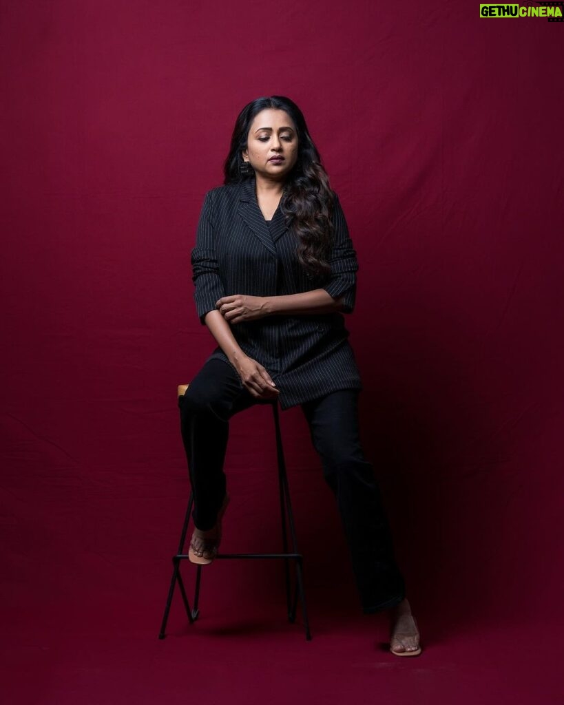 Suma Kanakala Instagram - Setting goals is the first step in turning the invisible into the visible😎👍🏻 . styled by @stylebyannapurna styling team @I.deekshasetti Hair @koduruamarnath Photography @valmikiramuphotography #suma #sumakanakala #anchorsuma #anchorsumakanakala #kanakalasuma