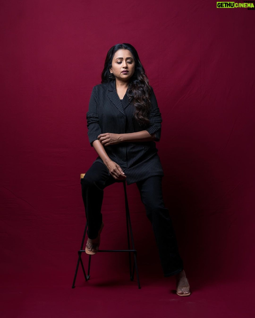 Suma Kanakala Instagram - Setting goals is the first step in turning the invisible into the visible😎👍🏻 . styled by @stylebyannapurna styling team @I.deekshasetti Hair @koduruamarnath Photography @valmikiramuphotography #suma #sumakanakala #anchorsuma #anchorsumakanakala #kanakalasuma