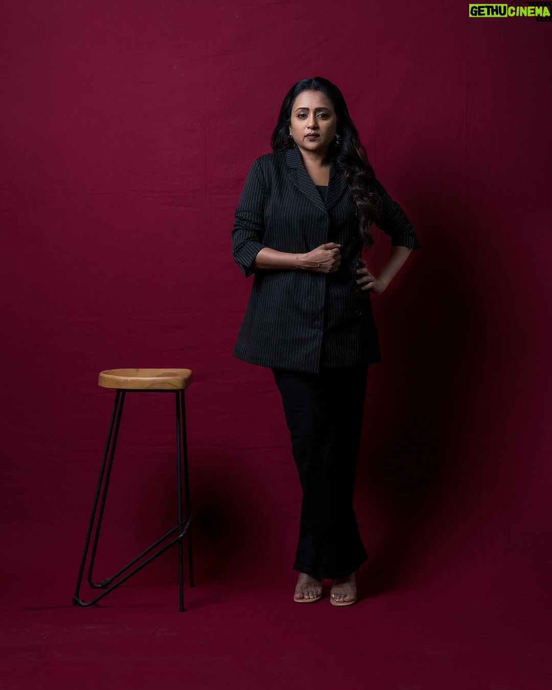 Suma Kanakala Instagram - Setting goals is the first step in turning the invisible into the visible😎👍🏻 . styled by @stylebyannapurna styling team @I.deekshasetti Hair @koduruamarnath Photography @valmikiramuphotography #suma #sumakanakala #anchorsuma #anchorsumakanakala #kanakalasuma