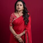 Suma Kanakala Instagram - Don’t wait for the perfect moment, every moment is precious and can be made perfect😊❤️✨ . styled by @stylebyannapurna Wearing @fleecee_couture Jewellery @sammohana_by_anushauppaluri Makeup @madhu_derangula Hair @koduruamarnath Photography @valmikiramuphotography #sumakanakala #anchorsuma #anchorsumakanakala #kanakalasuma #suma