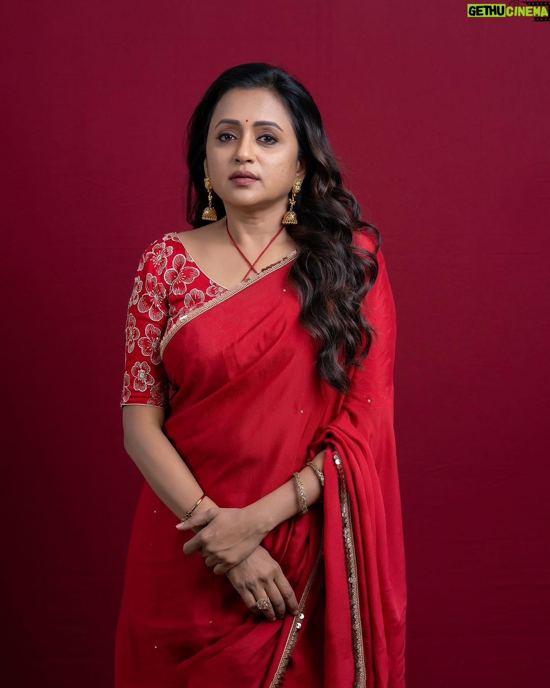 Suma Kanakala Instagram - Don’t wait for the perfect moment, every moment is precious and can be made perfect😊❤️✨ . styled by @stylebyannapurna Wearing @fleecee_couture Jewellery @sammohana_by_anushauppaluri Makeup @madhu_derangula Hair @koduruamarnath Photography @valmikiramuphotography #sumakanakala #anchorsuma #anchorsumakanakala #kanakalasuma #suma