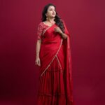 Suma Kanakala Instagram - Don’t wait for the perfect moment, every moment is precious and can be made perfect😊❤️✨ . styled by @stylebyannapurna Wearing @fleecee_couture Jewellery @sammohana_by_anushauppaluri Makeup @madhu_derangula Hair @koduruamarnath Photography @valmikiramuphotography #sumakanakala #anchorsuma #anchorsumakanakala #kanakalasuma #suma