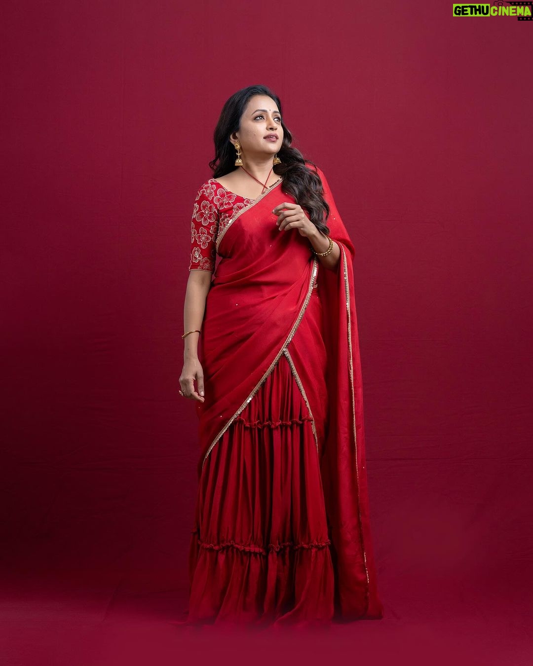 Suma Kanakala Instagram - Don’t wait for the perfect moment, every moment is precious and can be made perfect😊❤️✨ . styled by @stylebyannapurna Wearing @fleecee_couture Jewellery @sammohana_by_anushauppaluri Makeup @madhu_derangula Hair @koduruamarnath Photography @valmikiramuphotography #sumakanakala #anchorsuma #anchorsumakanakala #kanakalasuma #suma