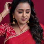 Suma Kanakala Instagram - Don’t wait for the perfect moment, every moment is precious and can be made perfect😊❤️✨ . styled by @stylebyannapurna Wearing @fleecee_couture Jewellery @sammohana_by_anushauppaluri Makeup @madhu_derangula Hair @koduruamarnath Photography @valmikiramuphotography #sumakanakala #anchorsuma #anchorsumakanakala #kanakalasuma #suma