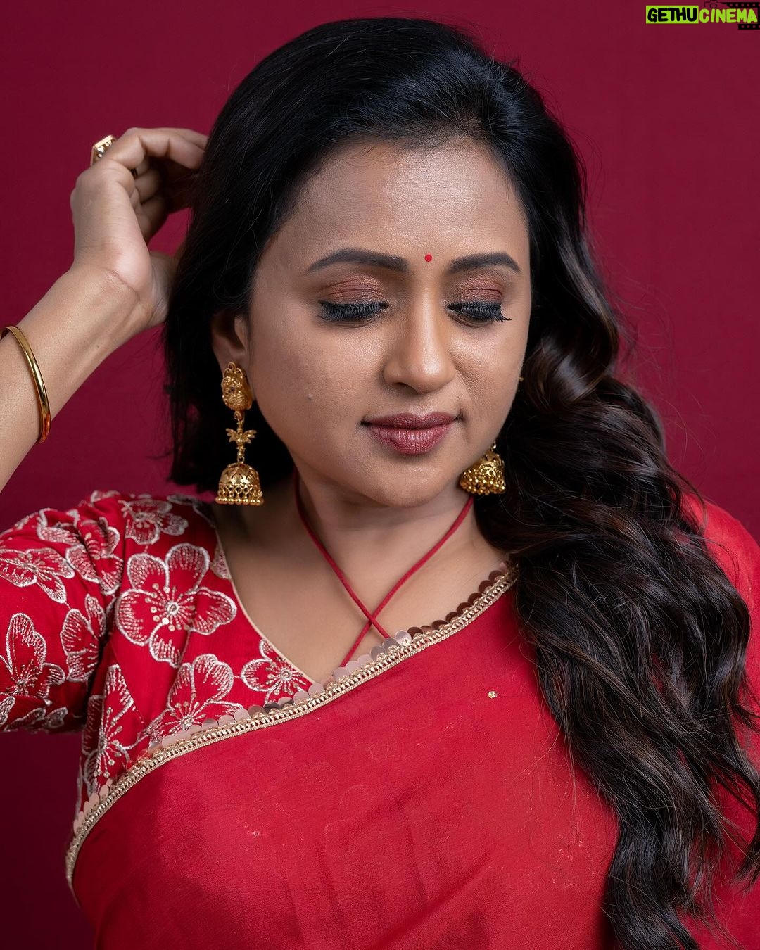 Suma Kanakala Instagram - Don’t wait for the perfect moment, every moment is precious and can be made perfect😊❤️✨ . styled by @stylebyannapurna Wearing @fleecee_couture Jewellery @sammohana_by_anushauppaluri Makeup @madhu_derangula Hair @koduruamarnath Photography @valmikiramuphotography #sumakanakala #anchorsuma #anchorsumakanakala #kanakalasuma #suma