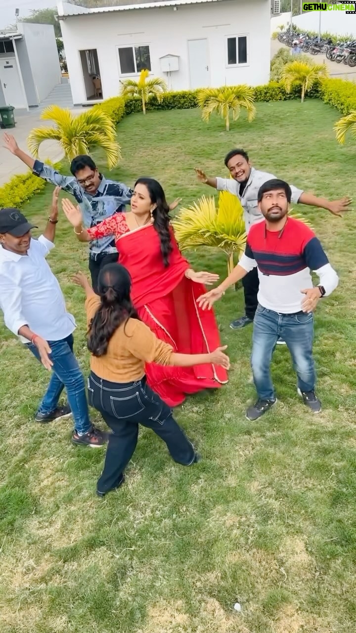 Suma Kanakala Instagram - 💃🏻🕺🏻 . #Suma #SumaKanakala #Kanakalasuma #Trending #Viral #Dance #dancereels #funnyreels