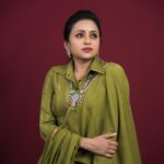 Suma Kanakala Instagram - I don’t believe in a happy ending. I believe in happy now🤩💙💗 . styled by @stylebyannapurna Wearing @chandamama_designerstudio jewellery: @tantra.brassjewellery Makeup @madhu_derangula Hair @koduruamarnath Photography @valmikiramuphotography #sumakanakala #anchorsuma #anchorsumakanakala #kanakalasuma