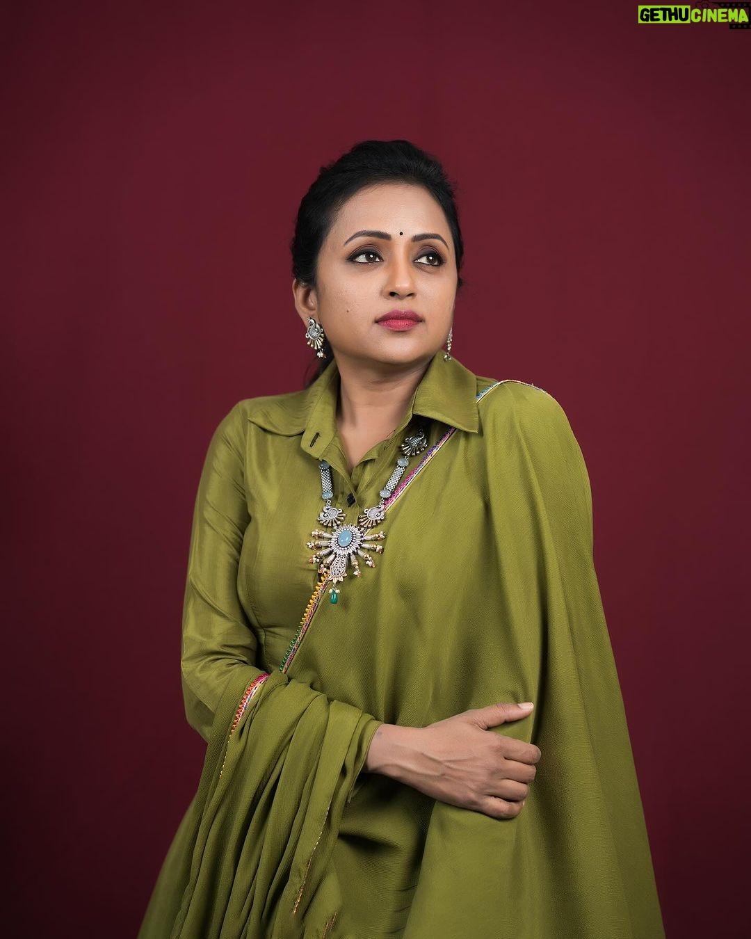 Suma Kanakala Instagram - I don’t believe in a happy ending. I believe in happy now🤩💙💗 . styled by @stylebyannapurna Wearing @chandamama_designerstudio jewellery: @tantra.brassjewellery Makeup @madhu_derangula Hair @koduruamarnath Photography @valmikiramuphotography #sumakanakala #anchorsuma #anchorsumakanakala #kanakalasuma