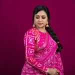 Suma Kanakala Instagram - Life is colorful, when you paint it with love💗🤍✨ . styled by @stylebyannapurna Wearing @chandamama_designerstudio Jewellery @alluringaccessories Makeup @madhu_derangula Hair @koduruamarnath Photography @valmikiramuphotography #sumakanakala #anchorsuma #anchorsumakanakala #kanakalasuma