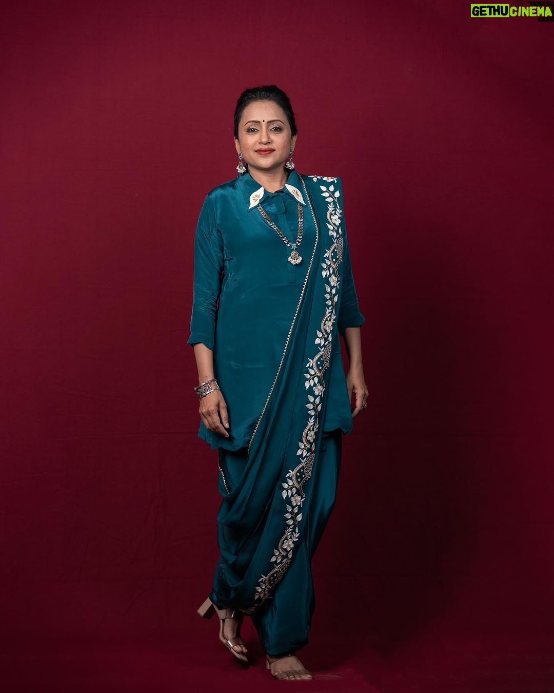 Suma Kanakala Instagram - HAPPINESS is a created Phenomenon✨😊👍🏻 . styled by @stylebyannapurna Wearing @reeda_by_ritika_jinndal Jewellery @tantra.brassjewellery Makeup @madhu_derangula Hair @koduruamarnath Photography @valmikiramuphotography #sumakanakala #anchorsuma #anchorsumakanakala #kanakalasuma